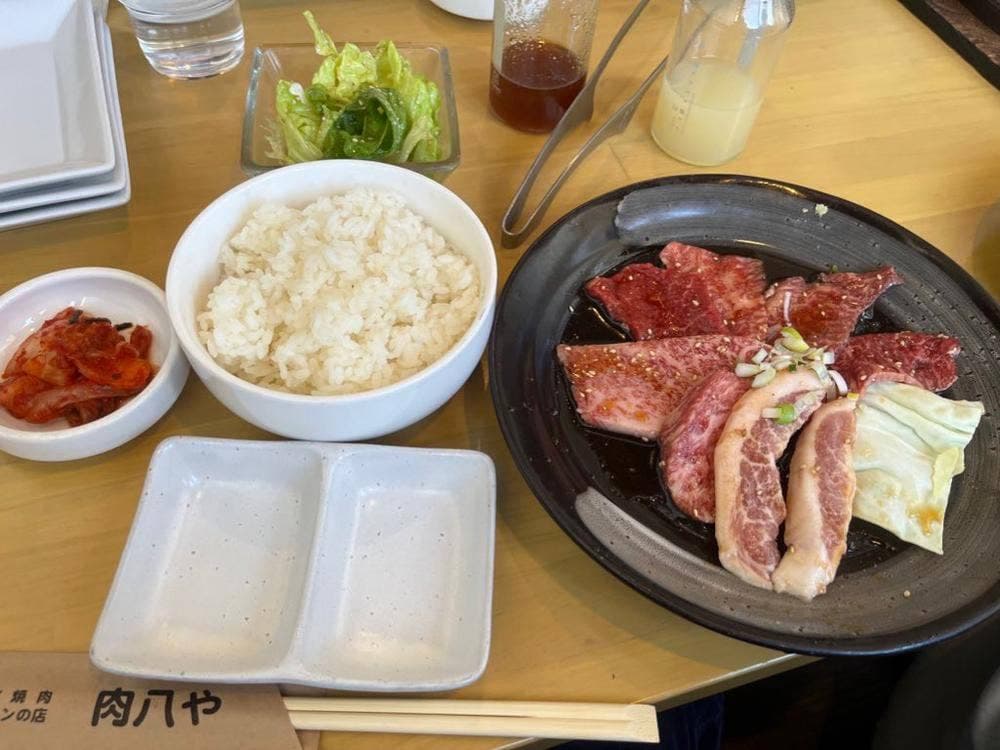 炭火焼肉・ホルモンの店 肉八や
