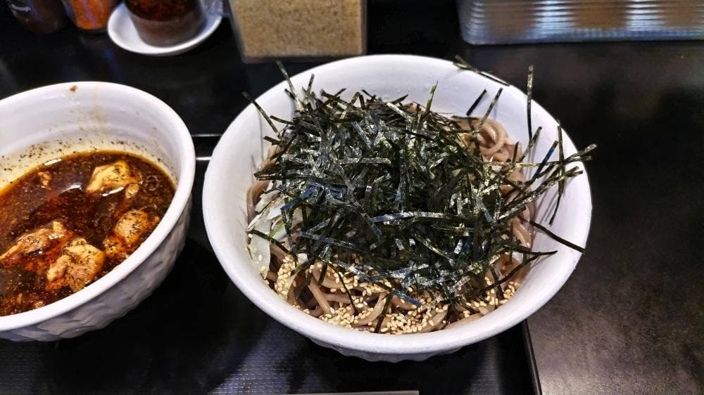 なぜ蕎麦にラー油を入れるのか。神田小川町店