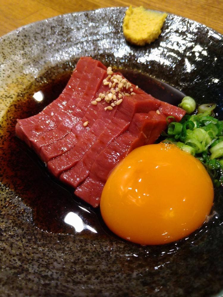 牛串と小皿 舜