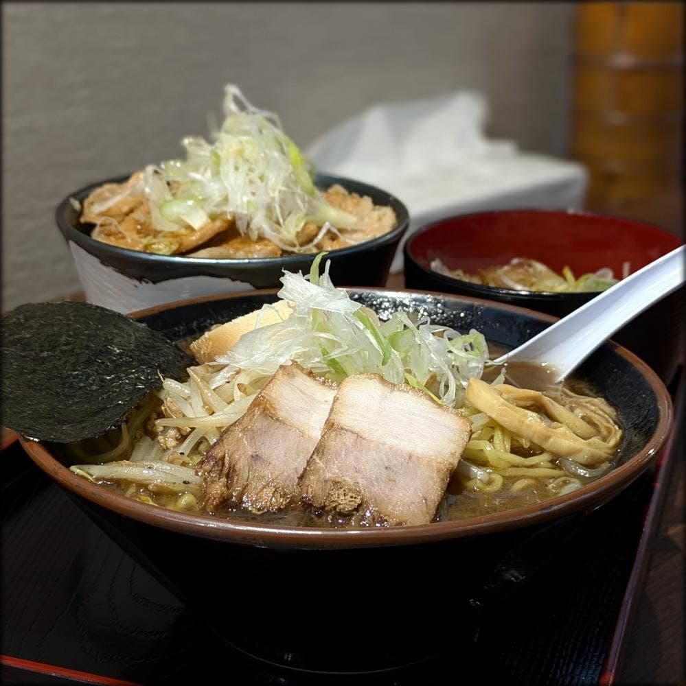 ラーメン豚丼処二代目けけけ × 豚吉城 本通店