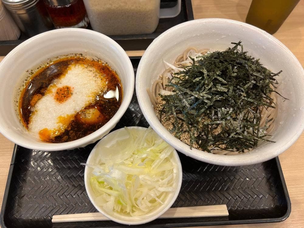 なぜ蕎麦にラー油を入れるのか。秋葉原2号店