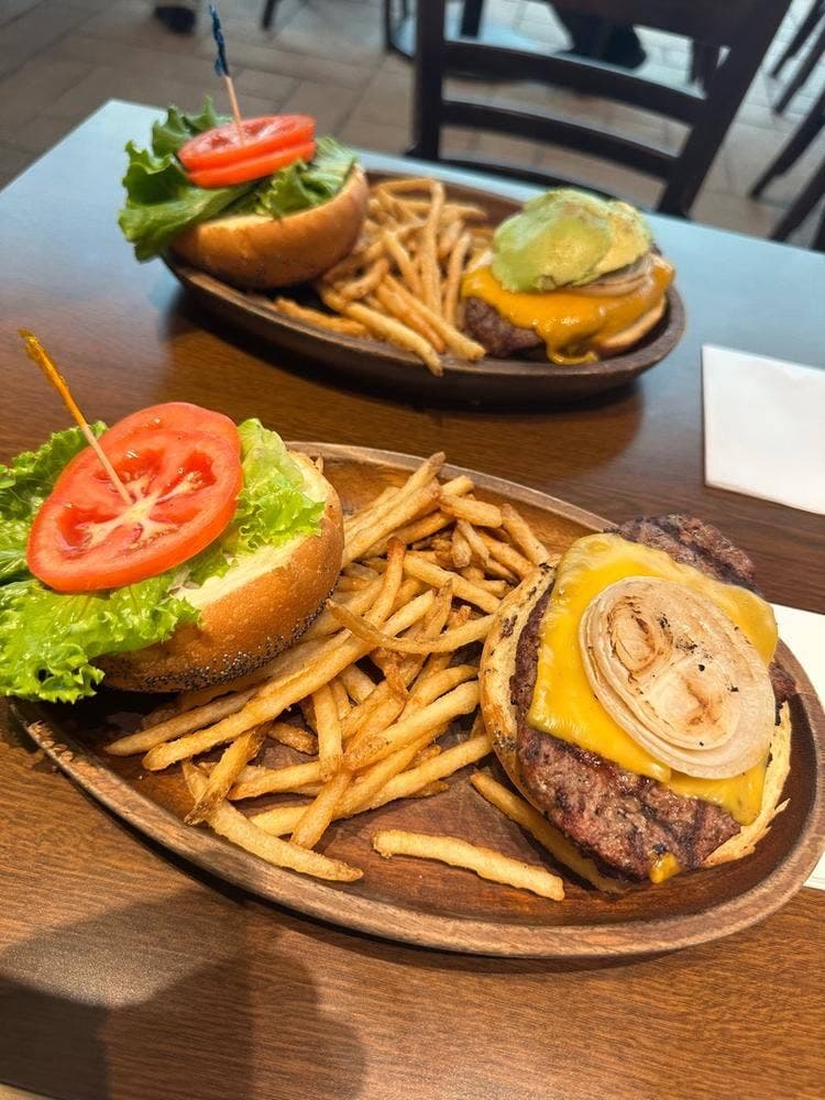 KUA'AINA 丸ビル店