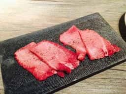 a slice of BEEF-ひときれの牛肉-