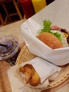 フレッシュネスバーガー 三軒茶屋店