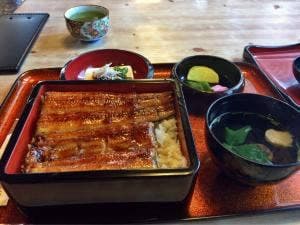 うな平