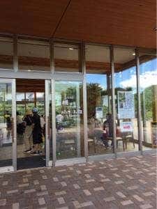 赤い屋根の売店