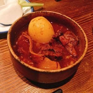 煮込みや まる。