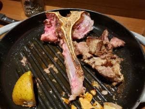 ステーキハウス&ワインバー ザ・パインズ