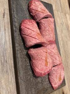 a slice of BEEF-ひときれの牛肉-