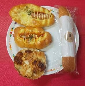 焼きたてパン プチ・トマト