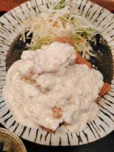 地鶏や 虎視眈々