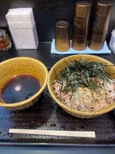 なぜ蕎麦にラー油を入れるのか。池袋南口店
