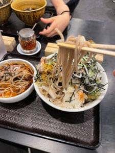 なぜ蕎麦にラー油を入れるのか。渋谷店