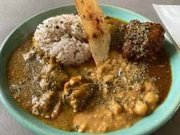 スパイスカレー モクロミ