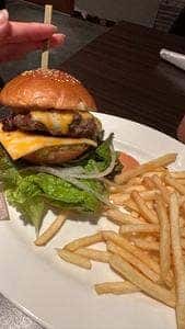 3000日かけて完成した極上ハンバーガー E.G.To.Go 新橋店