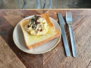 almond hostel & cafe カフェラウンジ