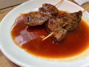 立ち呑みホルモン串とワイン マミィ