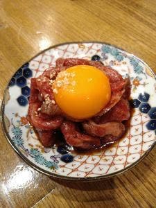 牛串と小皿 舜