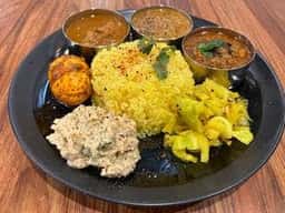 チーズケーキと彩りカレー Luna piena