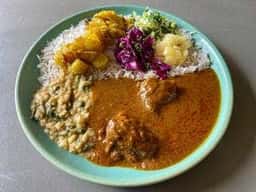 スパイスカレー モクロミ