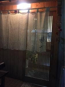 椿や